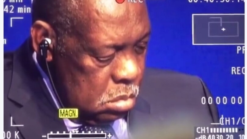 Fifa, Hayatou dorme durante la conferenza stampa