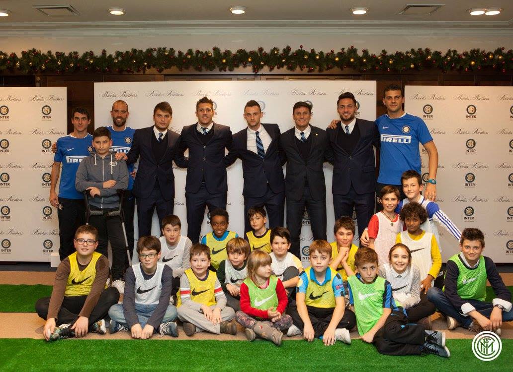 Inter, piccoli tifosi nerazzurri giocano coi calciatori del cuore