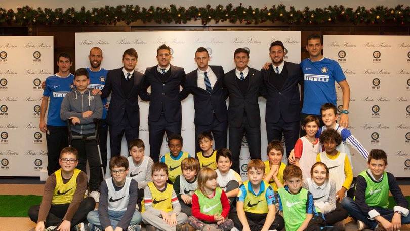 Inter, piccoli tifosi nerazzurri giocano coi calciatori del cuore