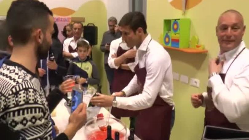 Zanetti si trasforma cameriere...