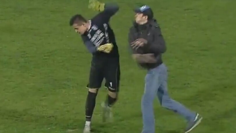 Tifoso colpisce portiere con un pugno in faccia