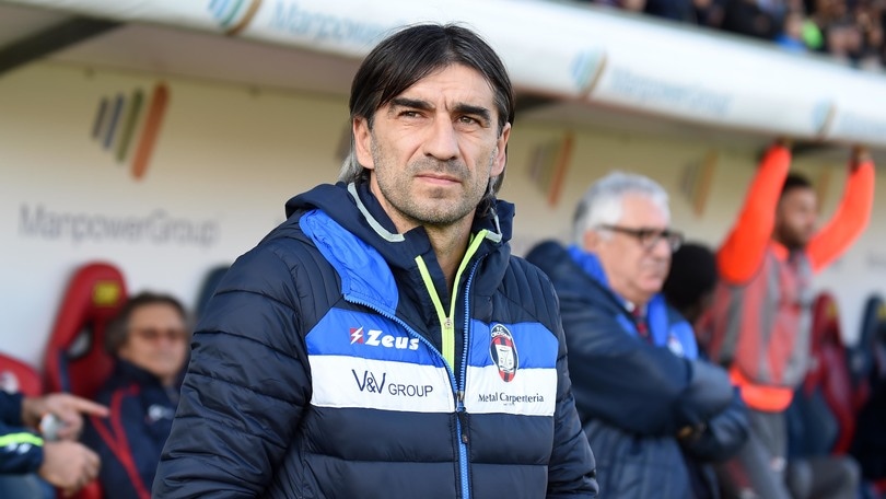 Serie B, risultati 16ª giornata: Crotone in testa, volano Bari e Novara