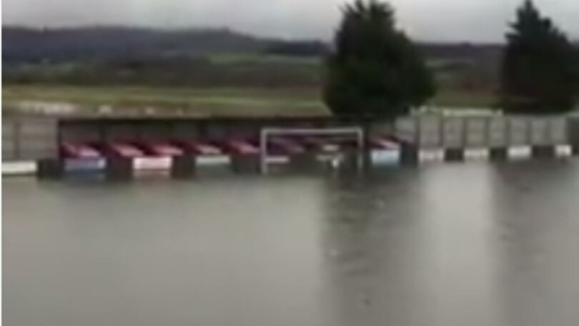 Vanno allo stadio e trovano...un lago