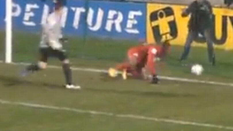 Il portiere prova a segnare ma viene beffato così
