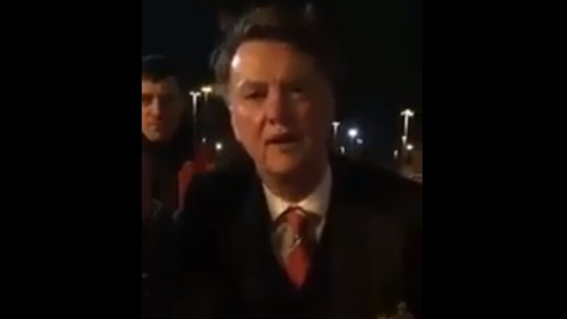 Fermato dai tifosi, Van Gaal fa una promessa