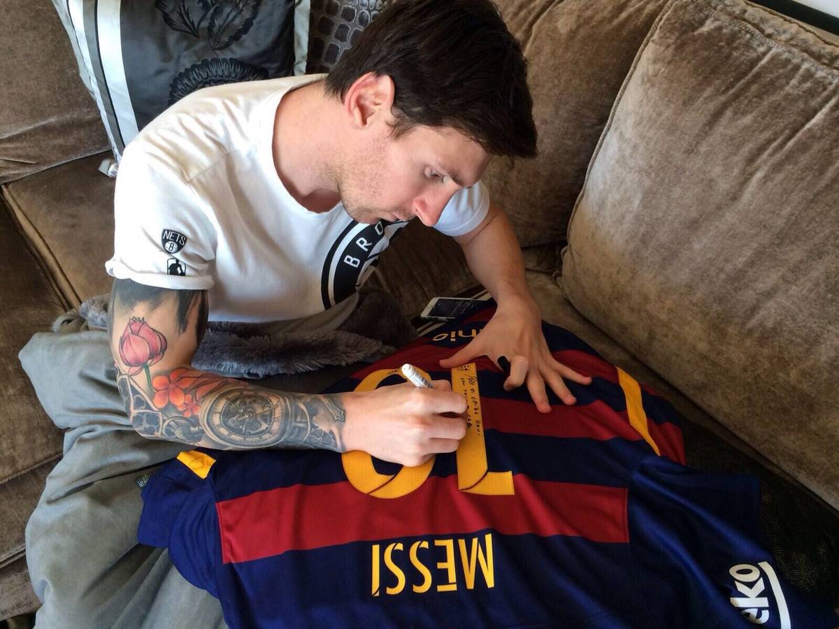Barcellona, Messi regala la maglia a Ronaldinho