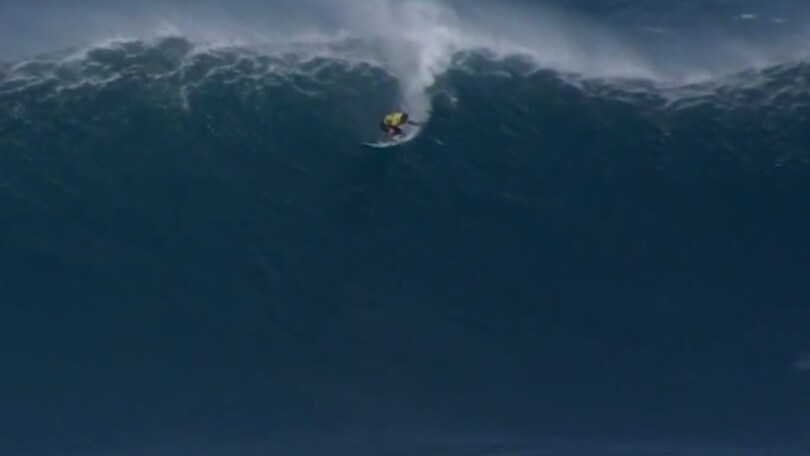Surfista travolto da un'onda di 15 metri