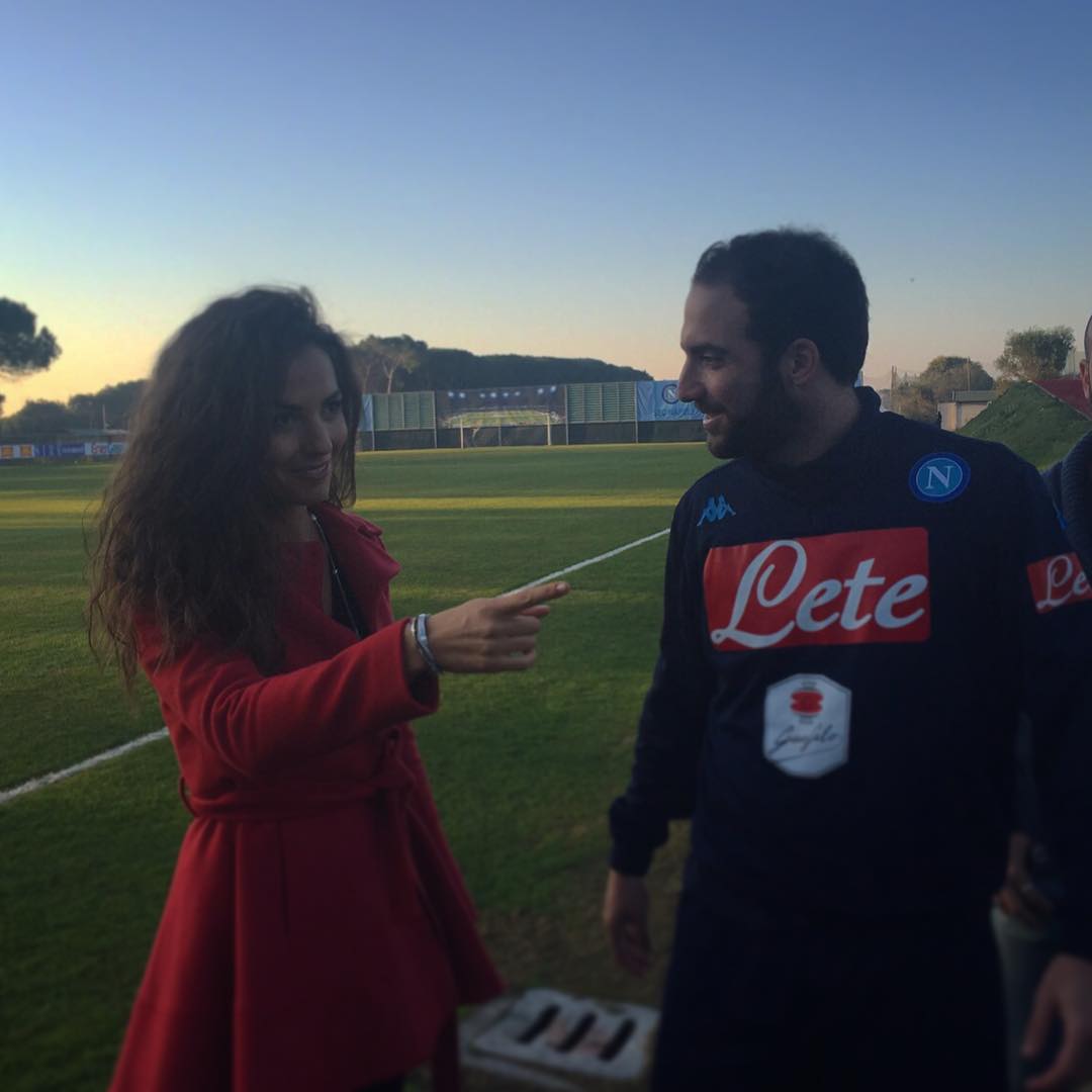 Napoli, Laura Barriales a Castel Volturno per Higuain