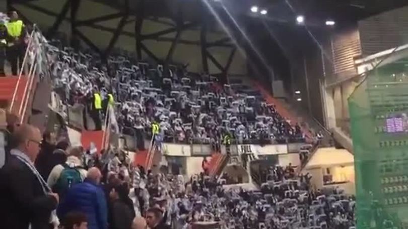 Sotto di 8 gol, i tifosi del Malmoe non smettono di cantare