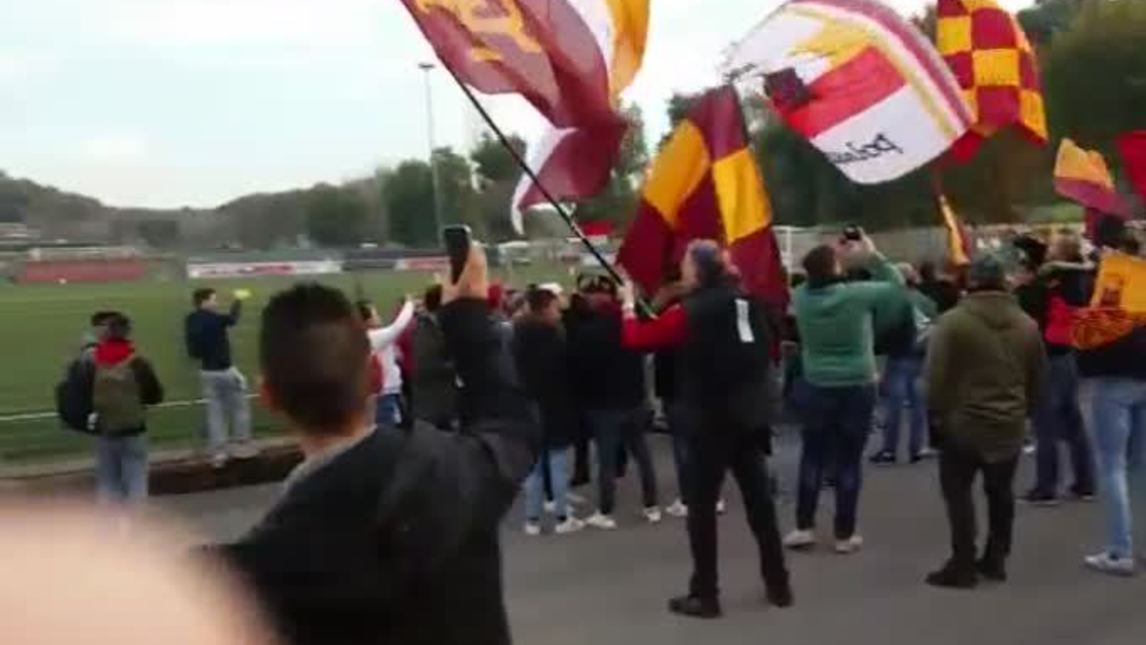 Primavera, tifosi della Roma invadono Trigoria