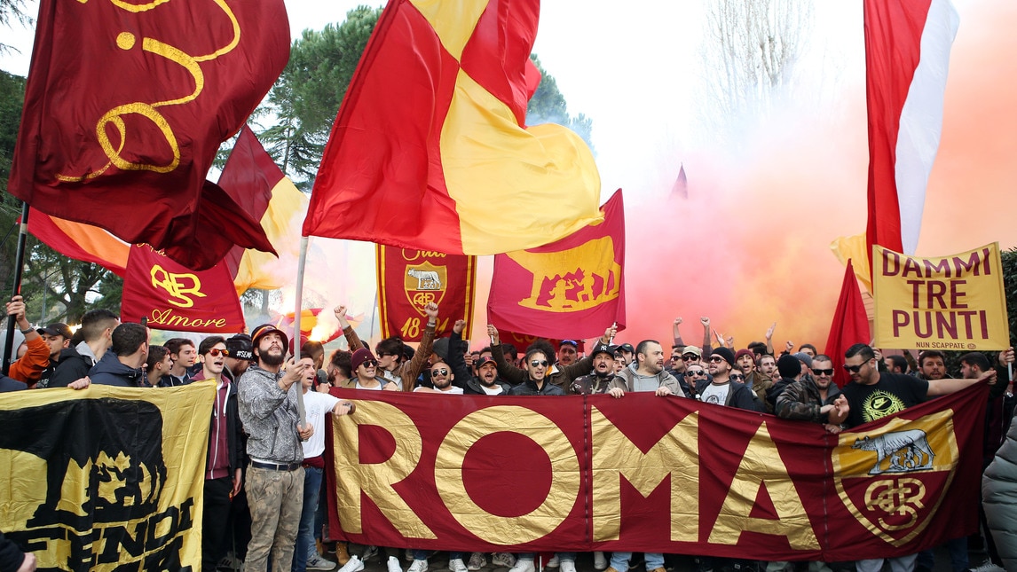 Roma, la contestazione dei tifosi a Trigoria