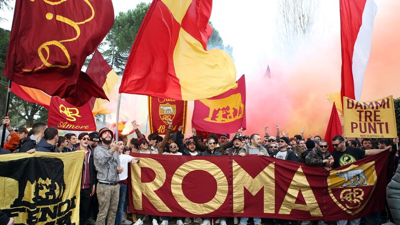 Roma, la contestazione dei tifosi a Trigoria