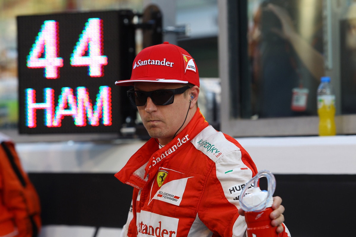 Ferrari: Raikkonen svela la nuova tuta e prova il sedile della Rossa