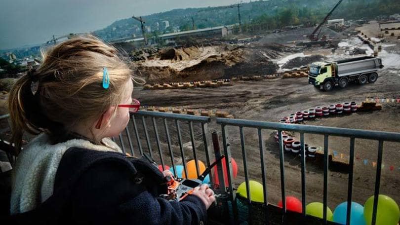 Volvo e la bambina di 4 anni che pilota il camion