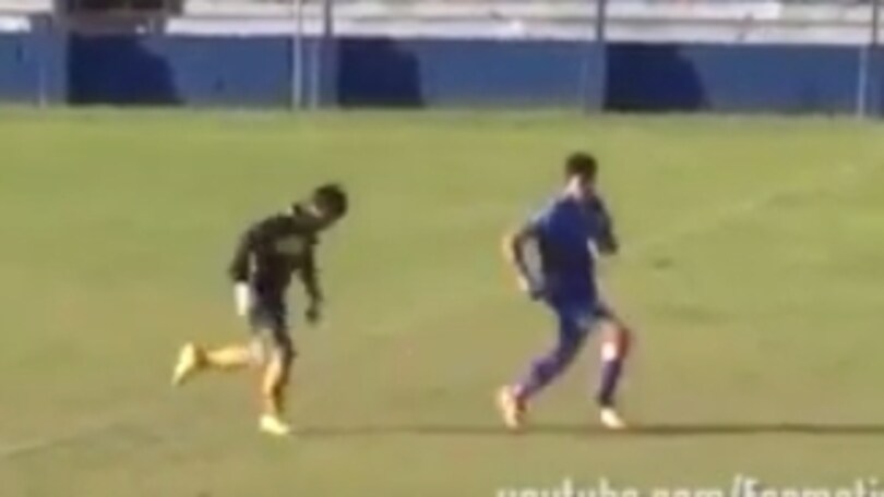 Il portiere Guillermo fa un gol alla Weah
