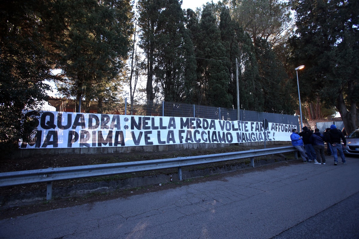 Lazio, contestazione a Formello: esposti due striscioni contro Lotito e squadra