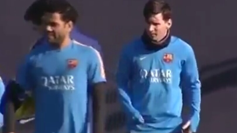 Messi tira una pallone sulla testa di Piqué