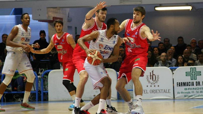 Polonara stende Brindisi, fa festa Reggio Emilia