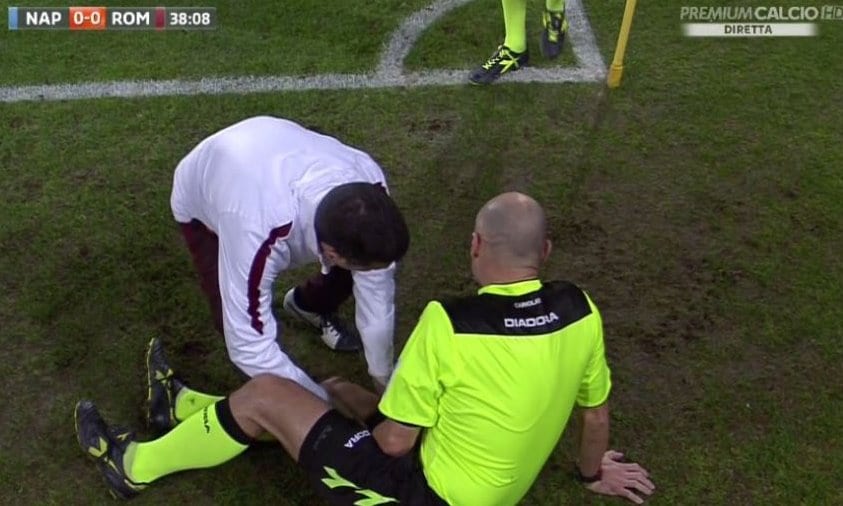 Napoli-Roma, si ferma il guardalinee: sostituito