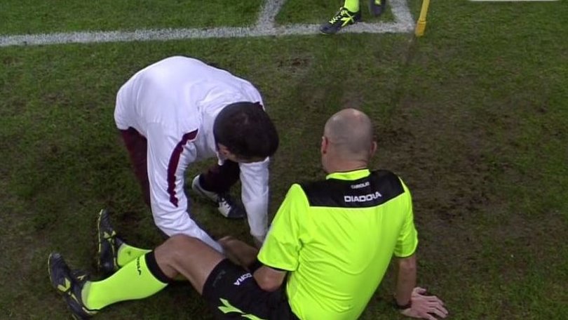 Napoli-Roma, si ferma il guardalinee: sostituito