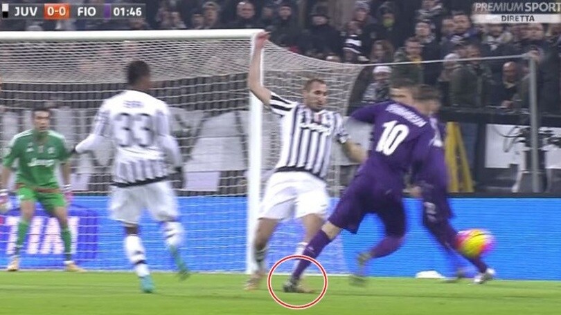 FOTOSEQUENZA, Juventus-Fiorentina: il contatto Bernardeschi-Chiellini