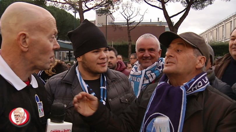 Mr. Hill e i tifosi del Napoli giocano a tombola e cantano "Roma non fa la stupida stasera"