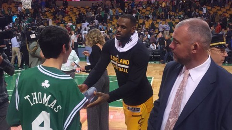 LeBron, bel gesto: dona le scarpe a un atleta speciale