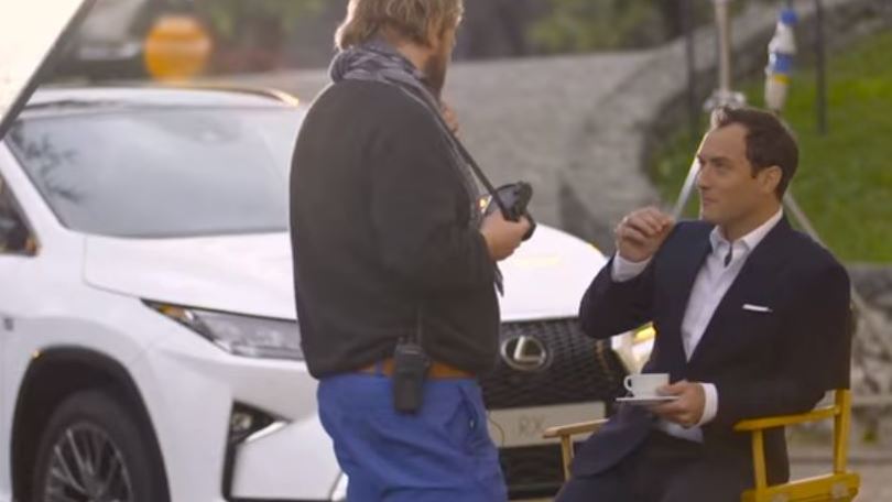 Lexus ingaggia Jude Law per lanciare la RX