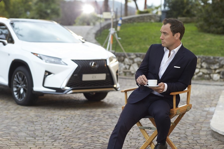 Jude Law sul set per la nuova Lexus RX