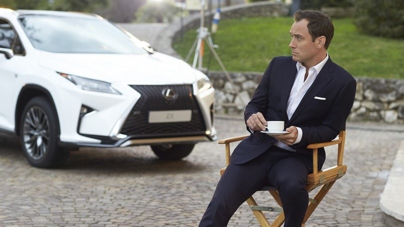 Jude Law sul set per la nuova Lexus RX