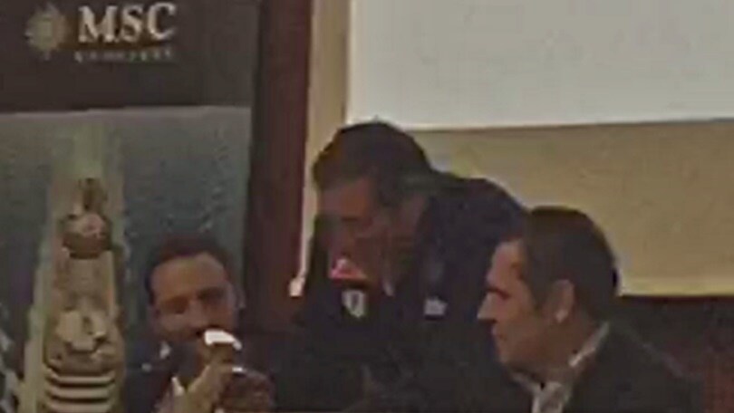 Napoli, per il caffè Higuain ha sempre tempo...