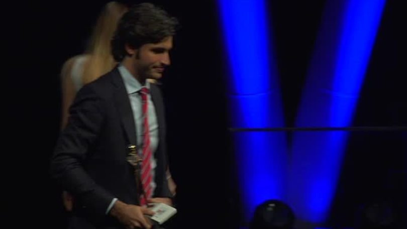 Formula 1, Carlos Sainz Jr: «Che onore ricevere il Casco d'Oro!»