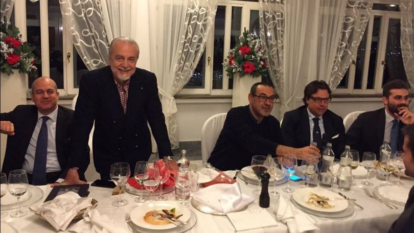 Napoli, cena di Natale tra regali e sorrisi