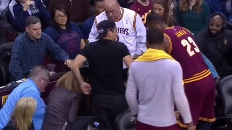 Nba, LeBron James "vola" su una tifosa e la manda ko