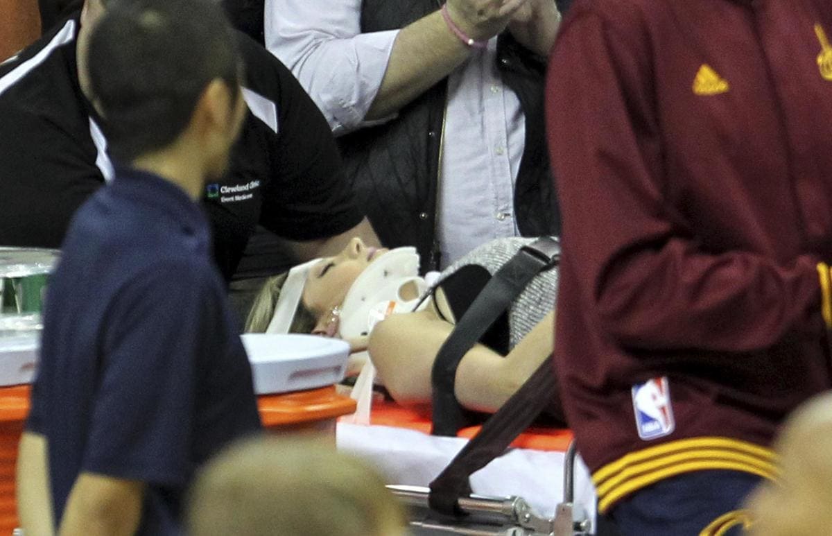 Nba, LeBron James "vola" su una tifosa e la manda ko