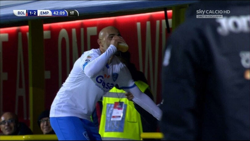 Bologna-Empoli, Maccarone beve una birra dopo il gol