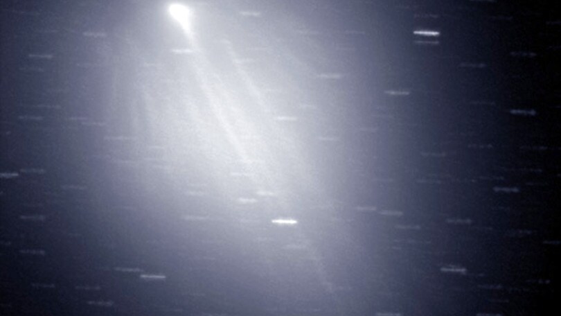 Cometa e luna piena in cielo a Natale