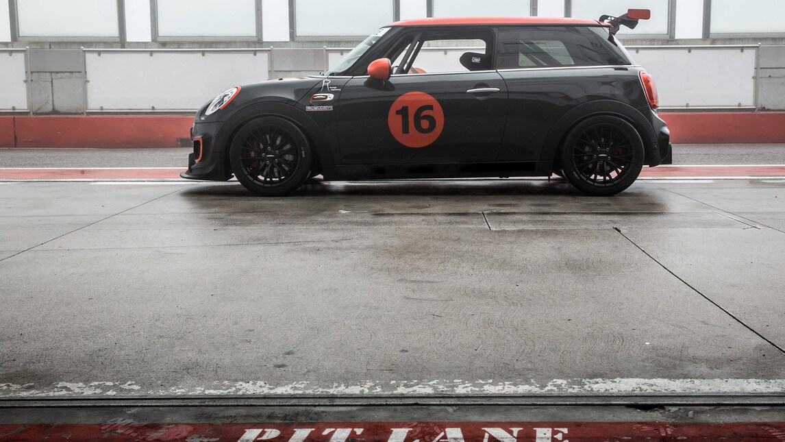 Torna in pista la Mini: vera auto da corsa