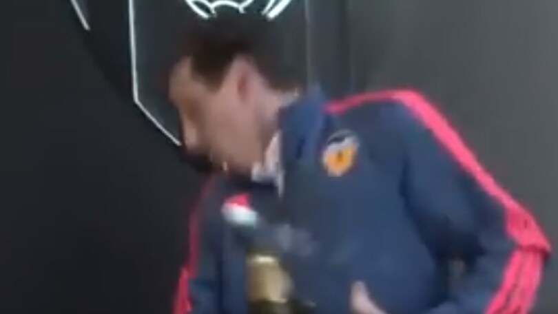 Parte il tappo e Neville rischia grosso