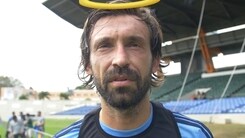 Pirlo fa gli auguri e gli spunta un'aureola