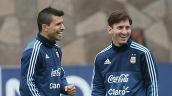 Calciomercato, in Inghilterra: «Il Manchester City sogna Messi. La chiave è Aguero»