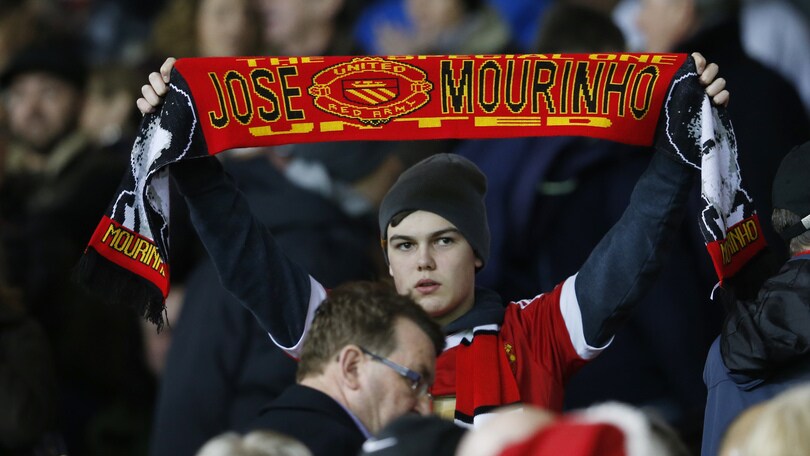 Manchester United, ecco le sciarpe con il volto di Mourinho
