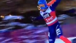 Innerhofer scia con il palo di una porta agganciata alla tuta