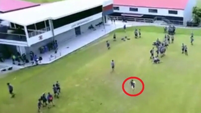 Un ragazzo scaglia il pallone contro il drone e lo abbatte