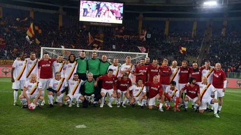 Roma, che tifo per “Voi siete leggenda”: la Curva Sud di nuovo protagonista