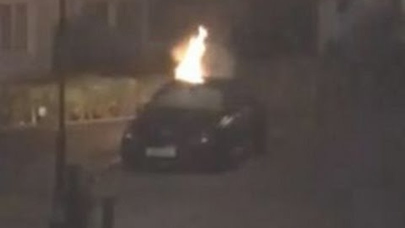 Giocatore filma la sua Mercedes in fiamme