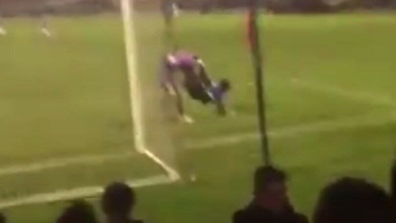 Il portiere stende l'invasore con una mossa di judo