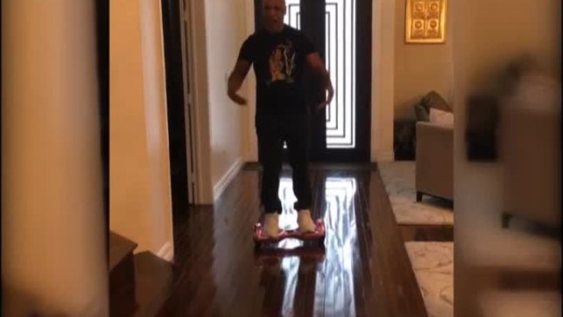 Mike Tyson messo ko...da uno skateboard elettrico
