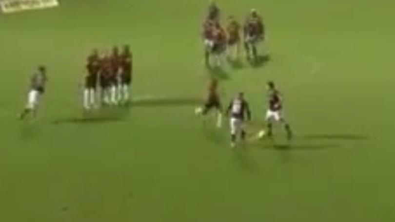 Parte dalla barriera e spazza il pallone come Mwepu