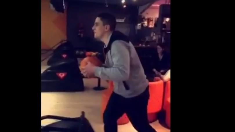 Ecco come non si deve giocare a bowling!
